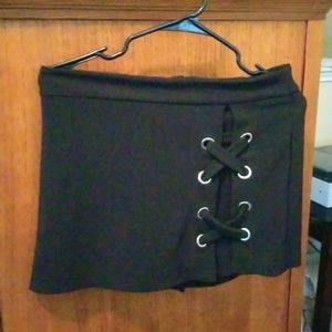 Skort black skirt/short large ,has a hole on the back where the zipper is
